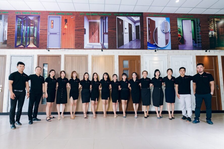 CEO Trần Văn Lãm 28 Nhan vien SaiGonDoor 2 1 1536x1024 1